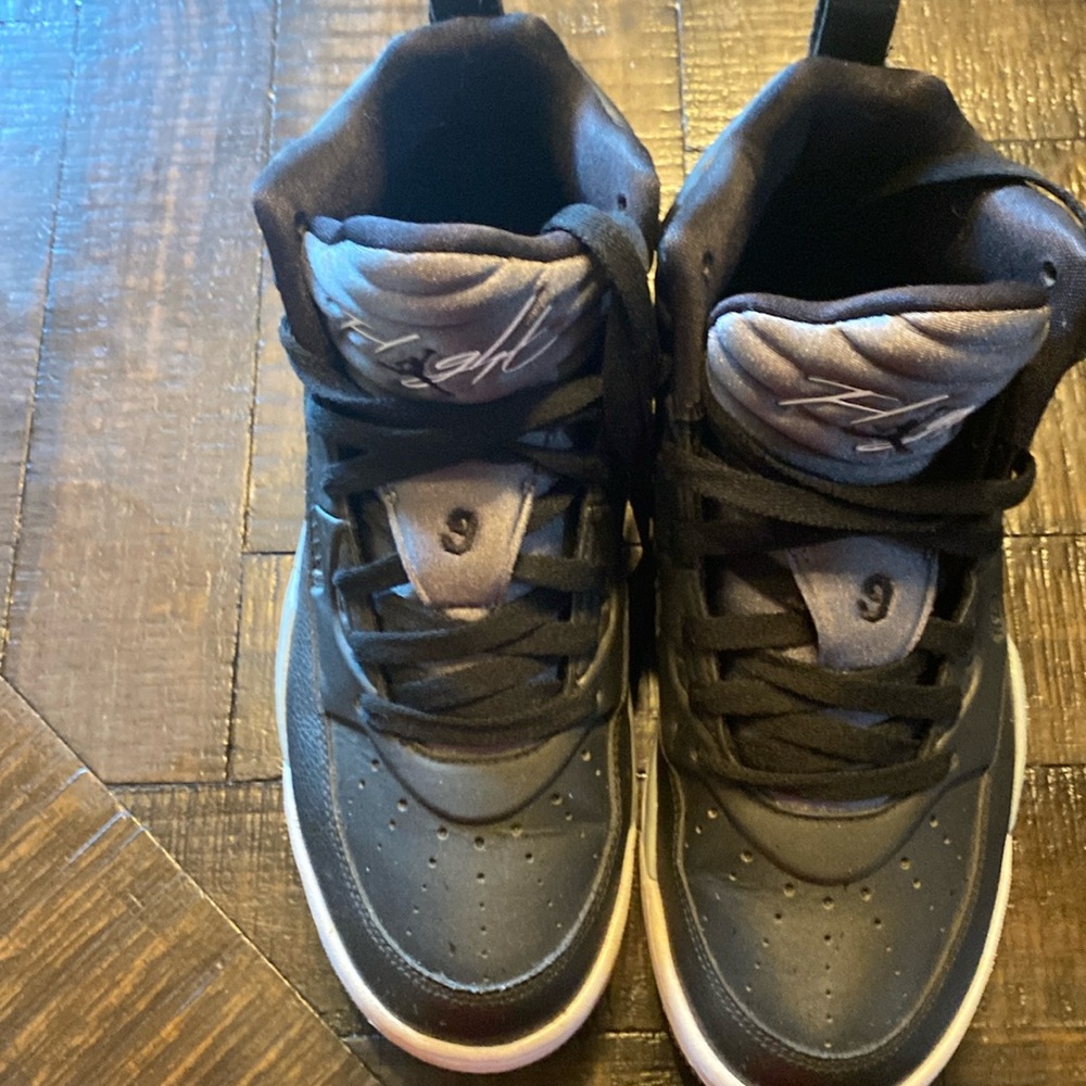 Nike Air flight 7 Youth is equivalent 8.5 in women